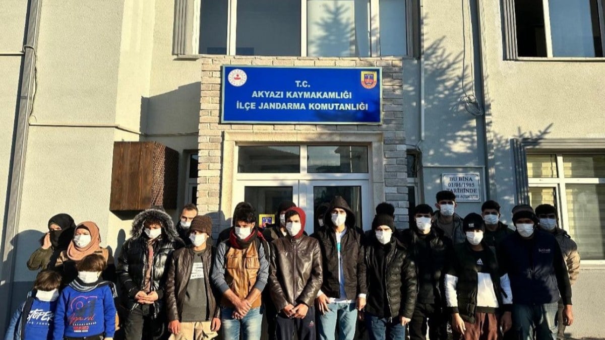 Sakarya’da kaçak göçmen denetimi: 31 göçmen ve 3 organizatör yakalandı