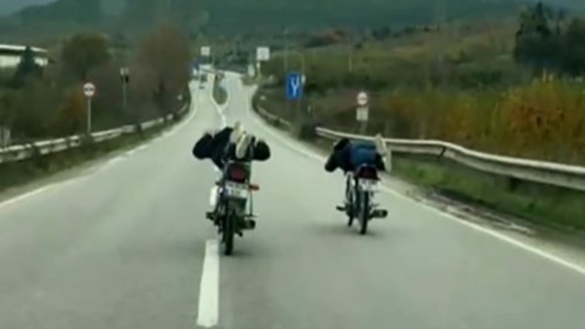 Sakarya’da motosikletin üzerinde tehlikeli yolculuk