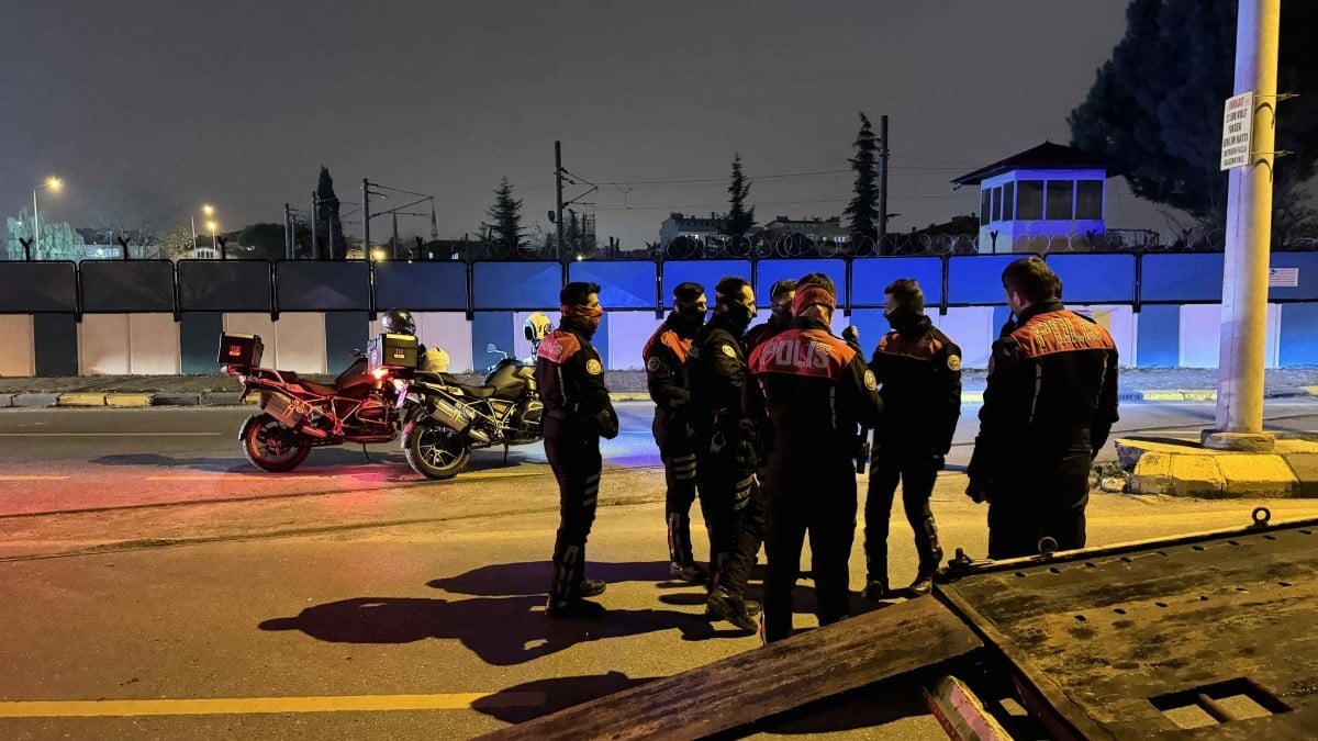 Sakarya’da motosikletli polisler ile hafif ticari araç çarpıştı: 4 polis yaralandı