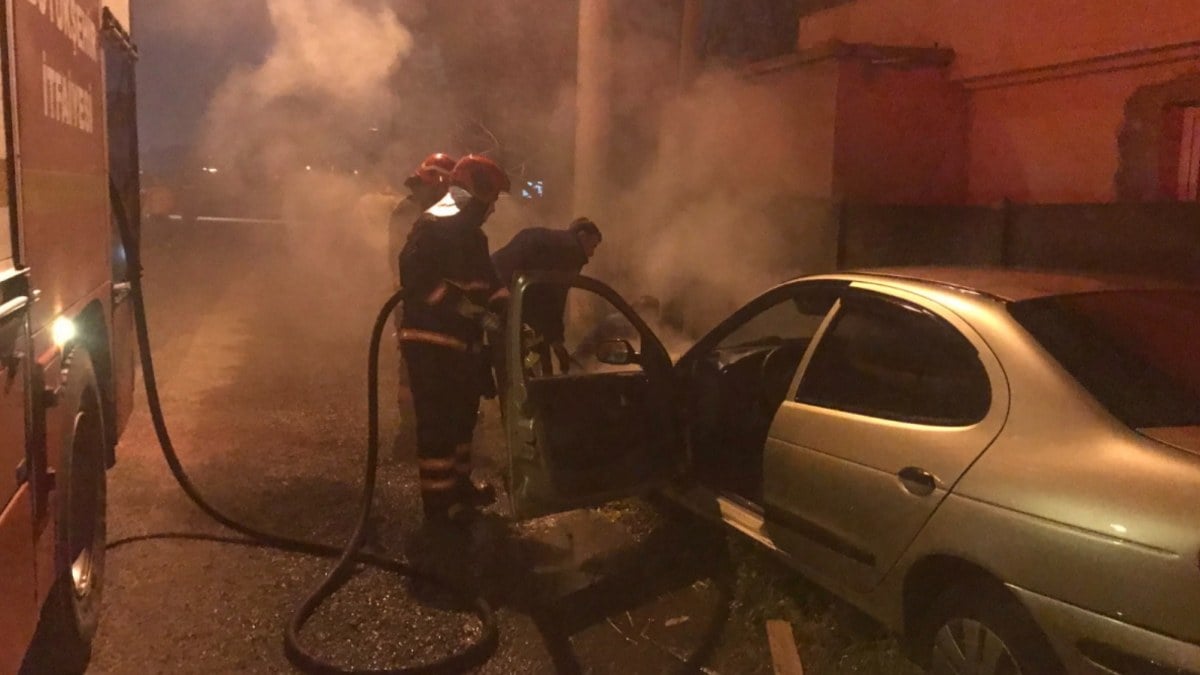 Sakarya’da üvey ağabeyinin aracını yakıp, kurşun yağdırdı