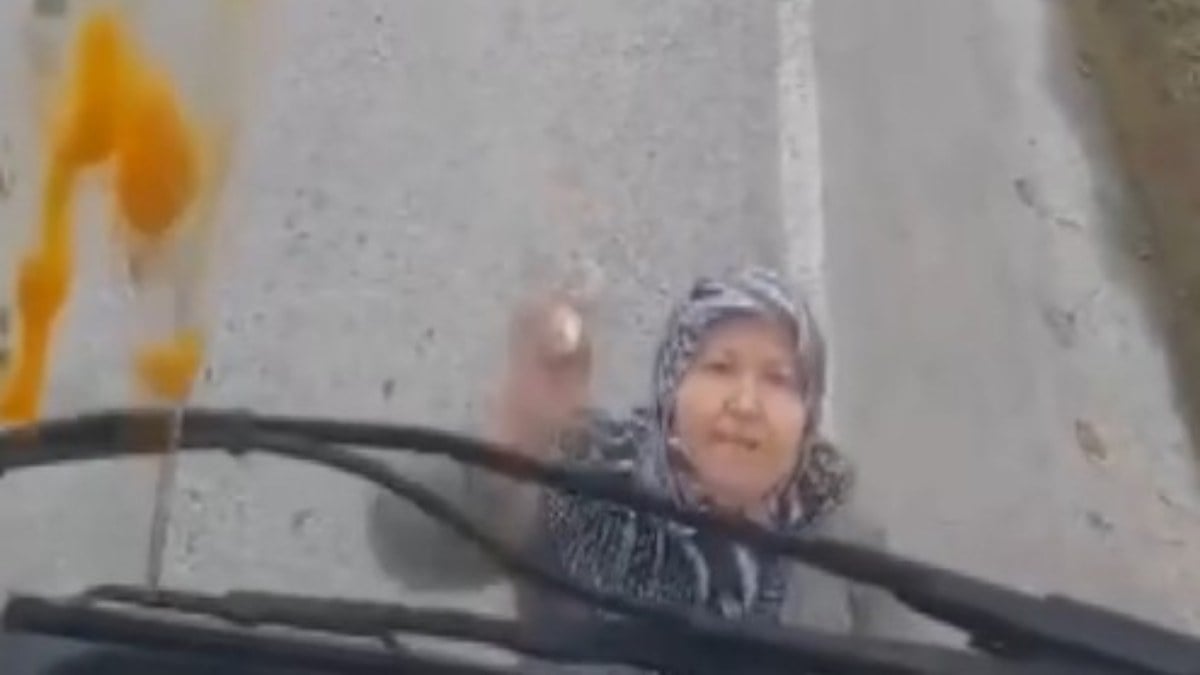 Samsun’da evinin önüne park edilen tırın camına yumurta attı