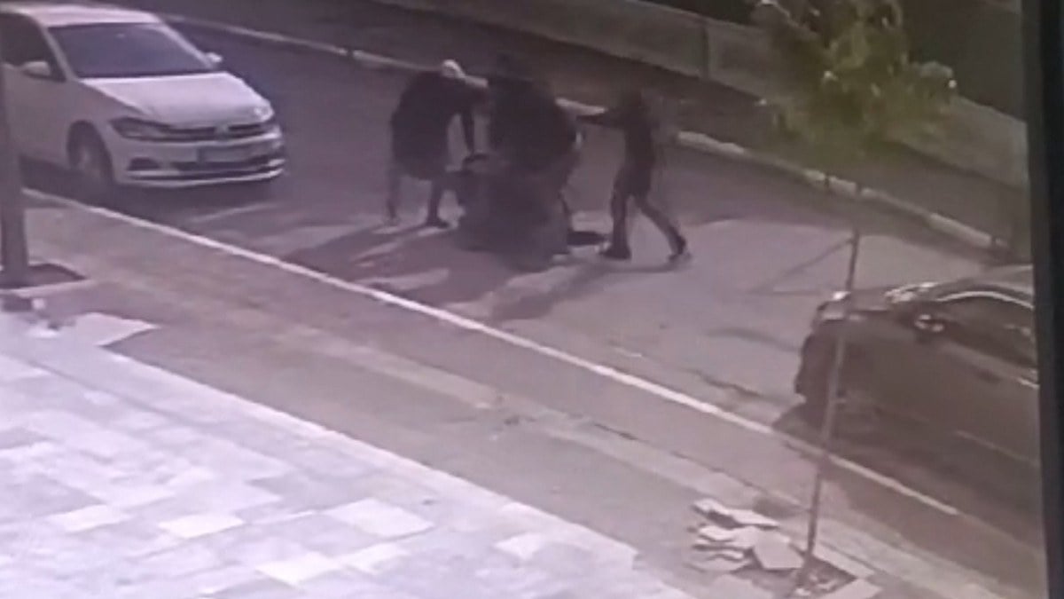 Şanlıurfa’da arazi anlaşmazlığında kan aktı! Emniyet önündeki saldırı kamerada