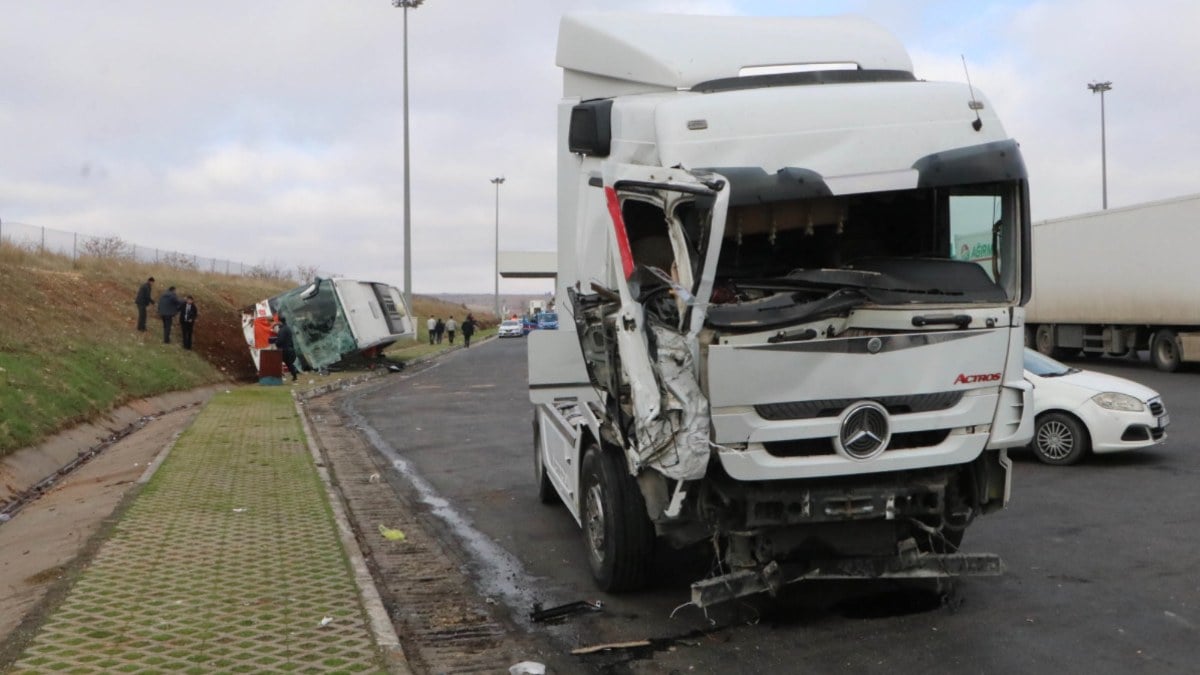 Şanlıurfa’da tır yolcu otobüsüne çarptı: 10 yaralı
