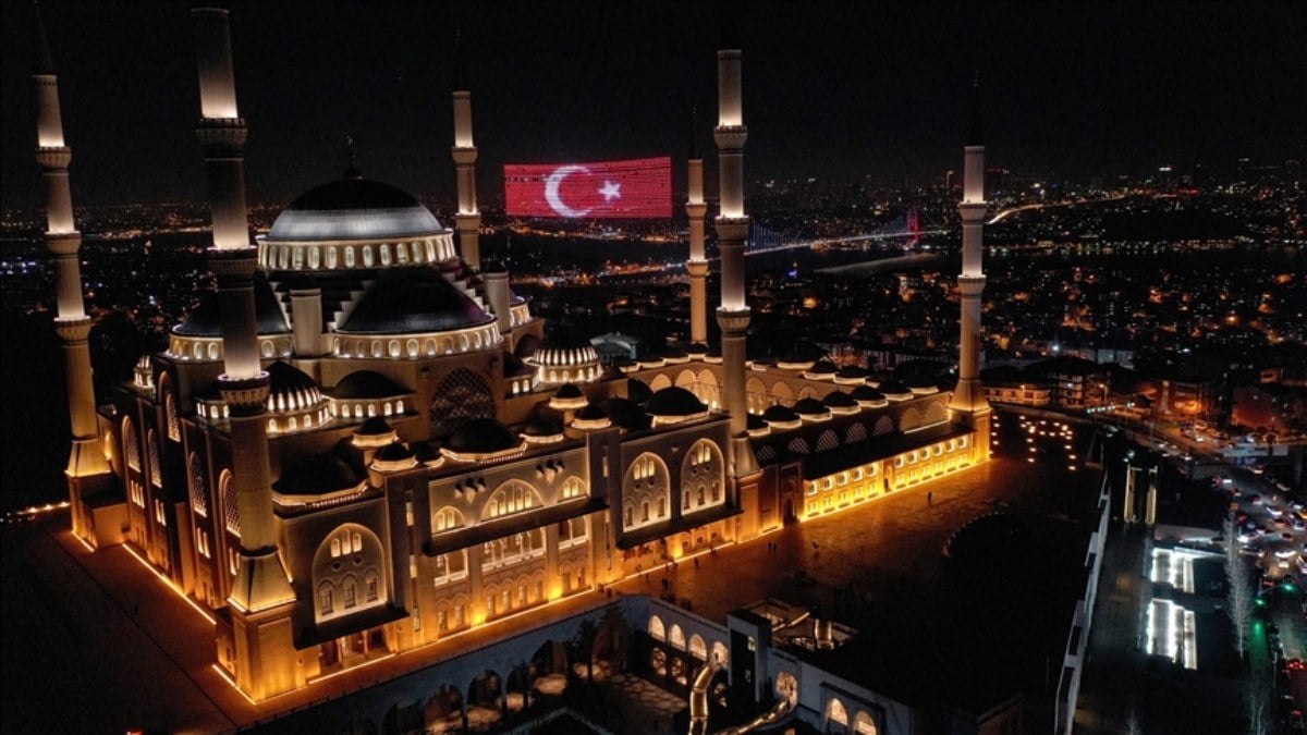 Şehitler için sabah namazında dua edildi