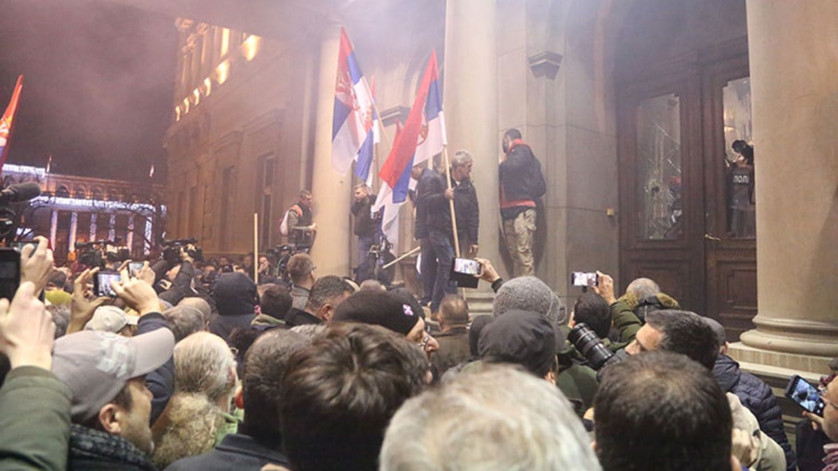 Sırbistan’da belediye meclis binasına girmeye çalıştılar