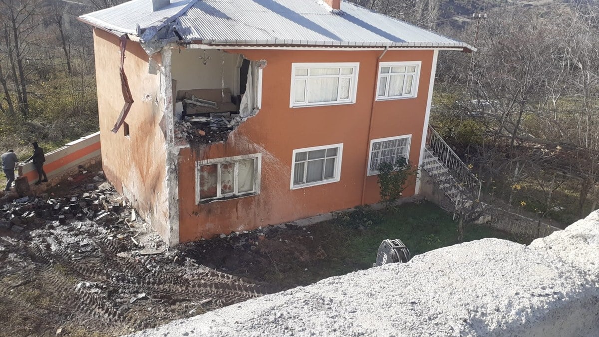 Sivas’ta ilginç kaza: İkinci kata kamyon çarptı