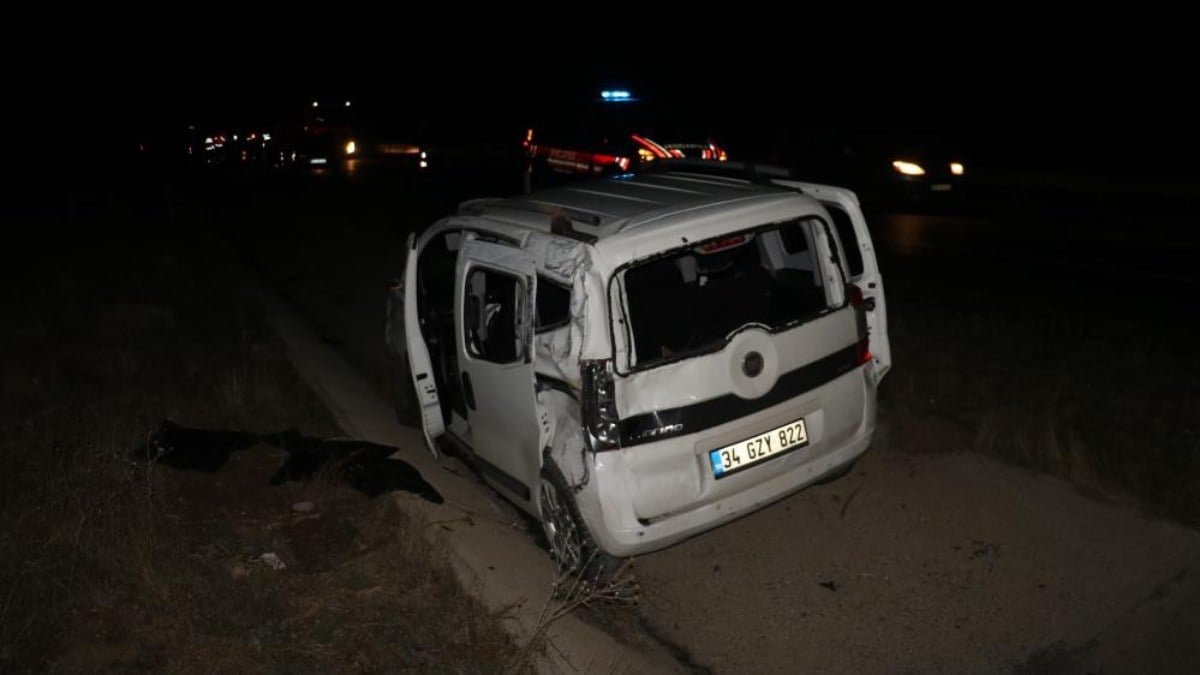 Sivas’ta kazaya yardıma giden 2 kişi başka bir aracın çarpmasıyla can verdi