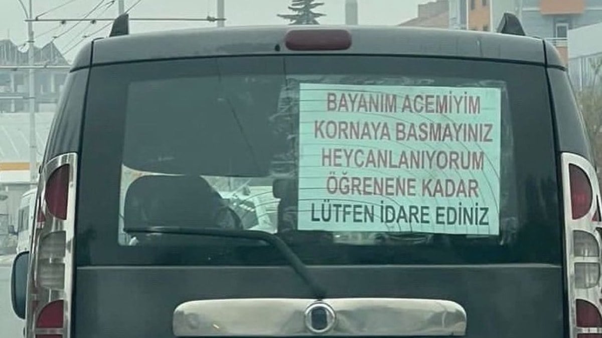 Sosyal medya bunu konuşuyor! Kadın sürücünün aracına astığı yazı gündem oldu