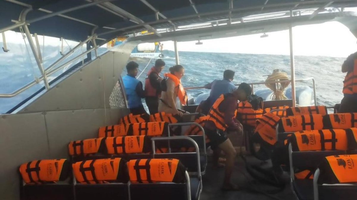 Tayland’da batan feribottaki 70 yolcu, son anda kurtarıldı