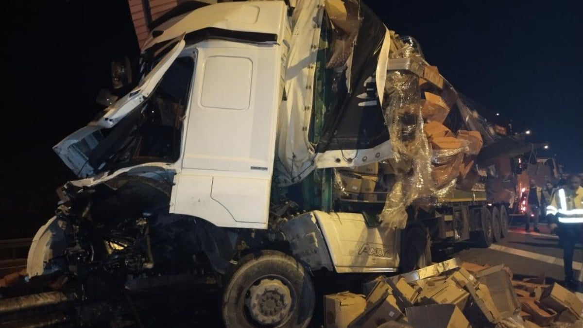 TEM’de korkunç kaza! Tır bariyerlere girdi, sürücü araçta sıkıştı…