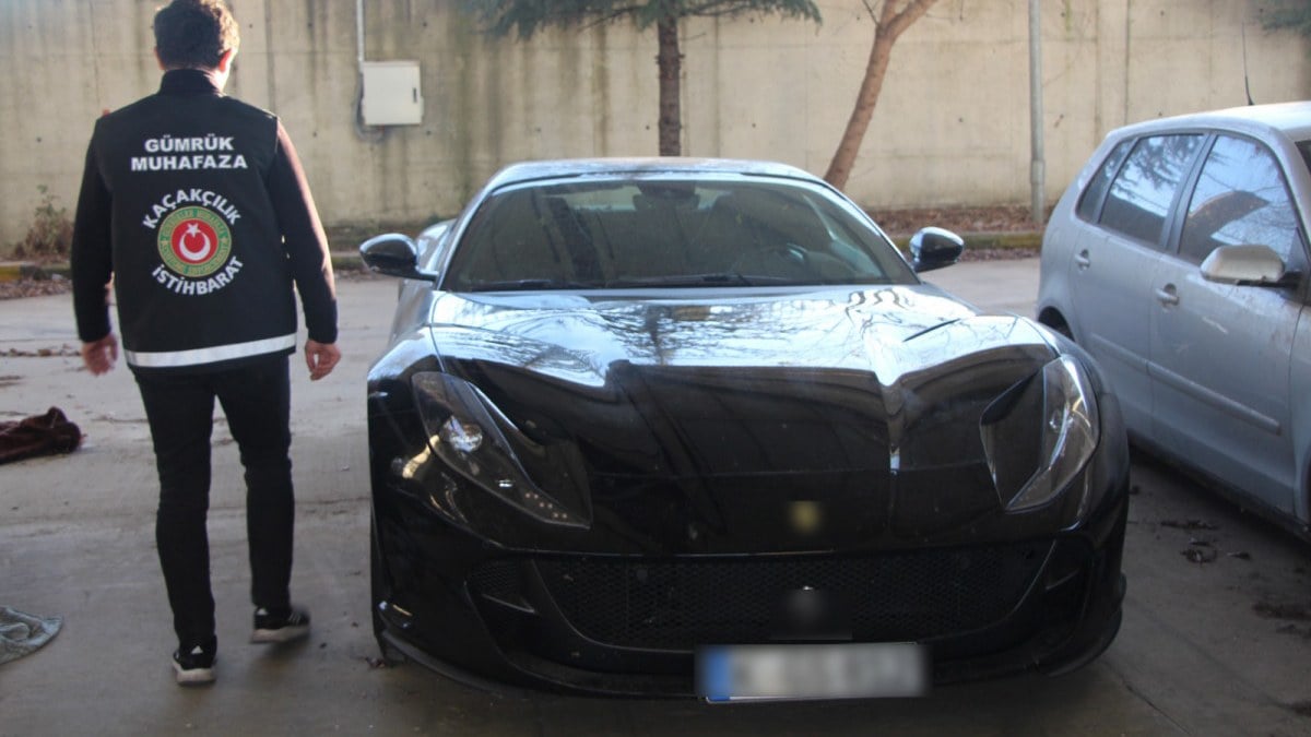 Ticaret Bakanlığı harekete geçti! 15 kaçak lüks araca el konuldu
