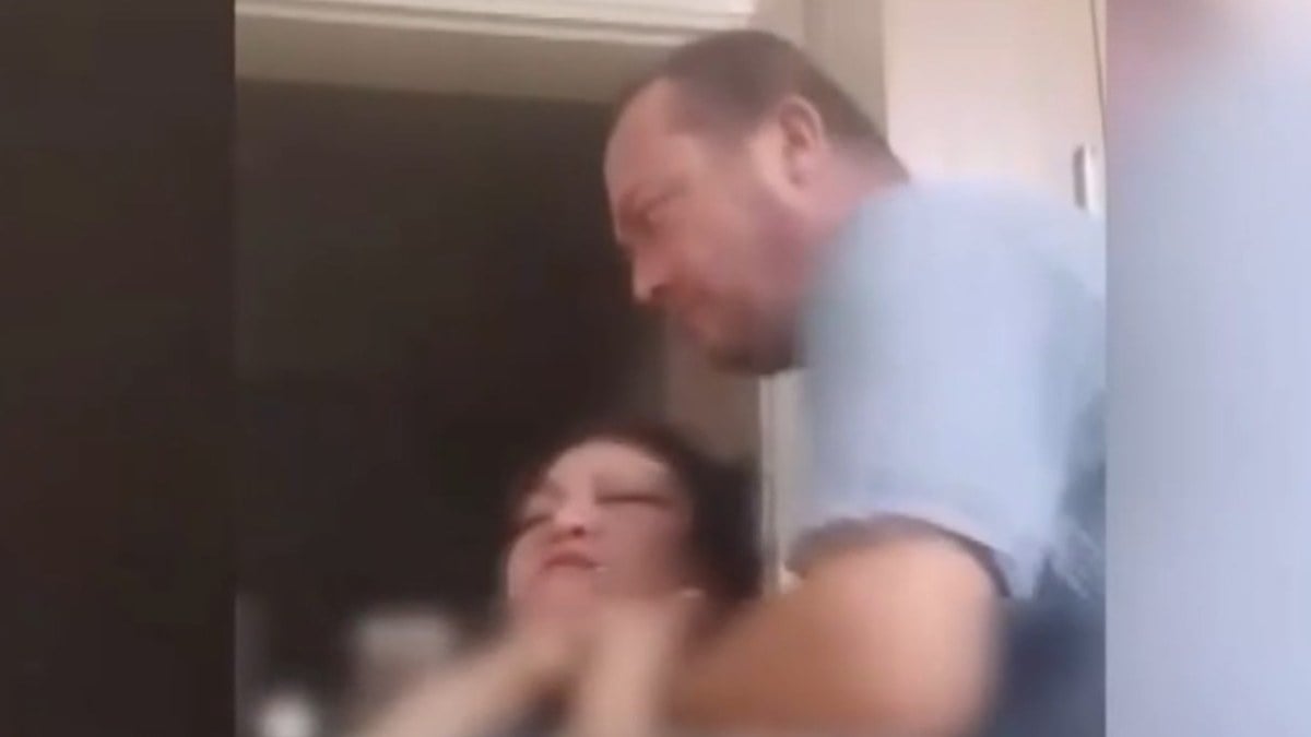 TikTok yayını yapan eşini canlı yayında dövdü