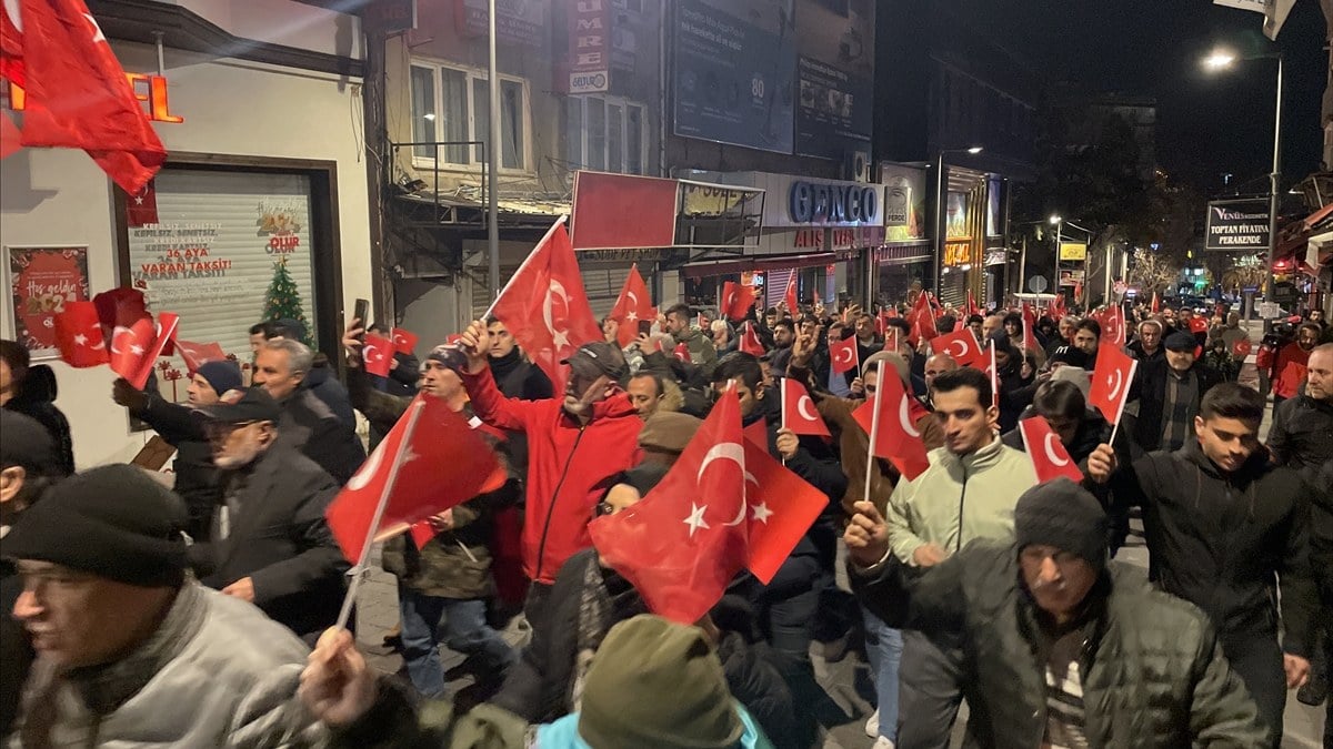 Türkiye şehitleri için tek yürek! Sivas ve Bursa’da teröre lanet yürüyüşü