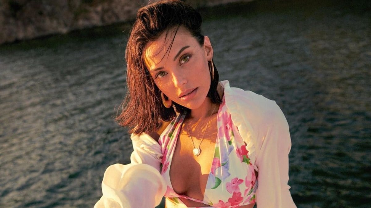 Tuvana Türkay cesur dekoltesiyle sosyal medyayı salladı! ‘Işıl ışıl parlıyorsun’