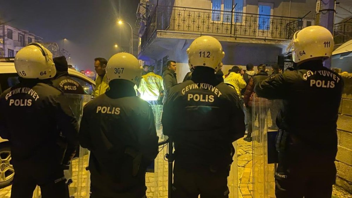 Uşak’ta polisin sabır sınavı! ‘Dur’ ihtarına uymayanlar araç yumrukladı