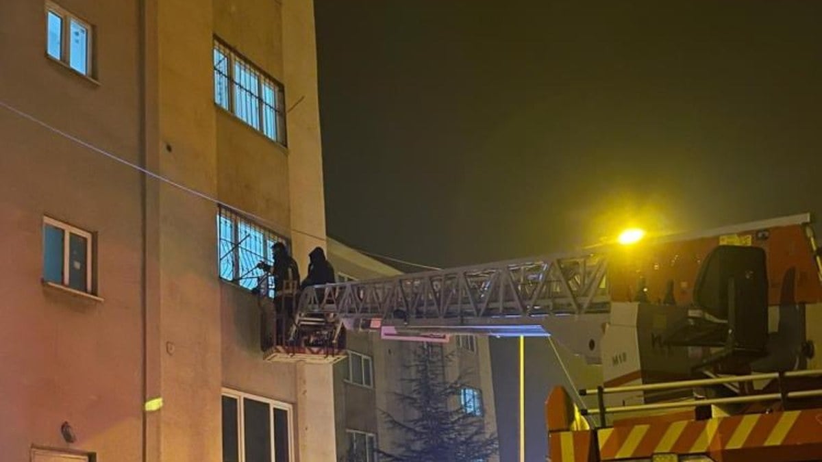 Van’da çocuklar evde kilitli kaldı! İmdatlarına itfaiye yetişti…