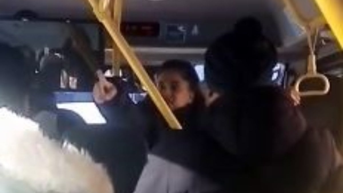 Van’da ilginç anlar! Kocasını sevgilisiyle minibüste bastı