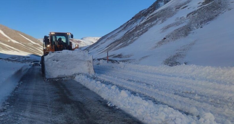 Van’da karla mücadele sürüyor: Bahçesaray yolu ulaşıma açıldı