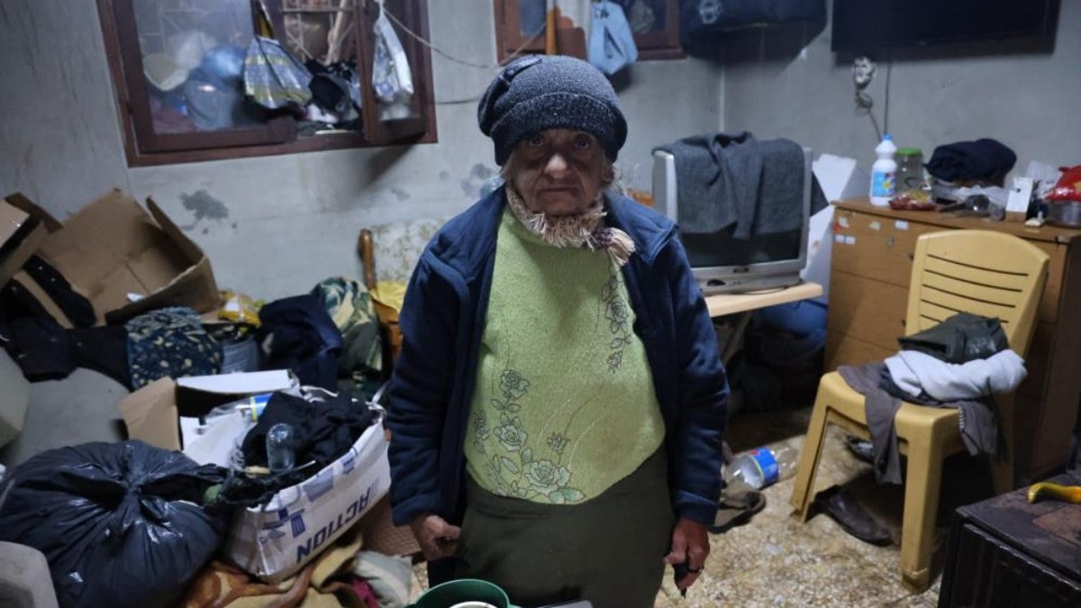 Vicdansızlığın bu kadarı! Hatay’da yaşlı kadını çöp eve terk ettiler…