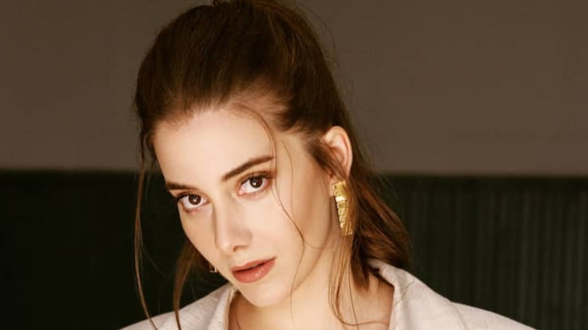 Yalı Çapkını’nın Suna’sı Beril Pozam’dan dekolte şov! “Biraz giyinmelisin”