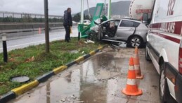 Yalova’da aşırı yağış kaza getirdi! Akaryakıt istasyonunun tabelasına çarpan sürücü öldü