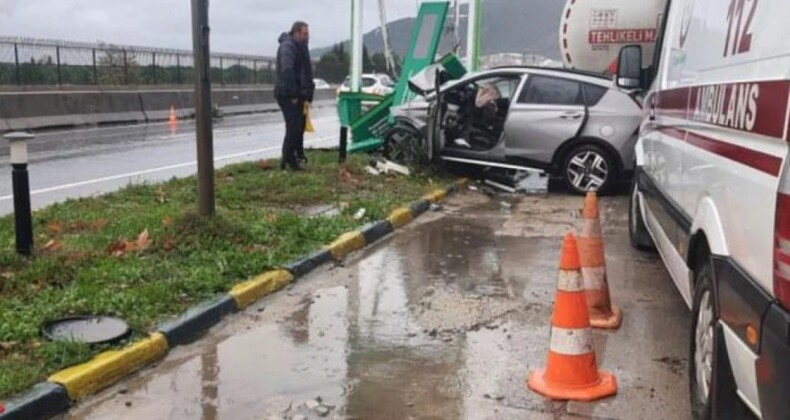 Yalova’da aşırı yağış kaza getirdi! Akaryakıt istasyonunun tabelasına çarpan sürücü öldü