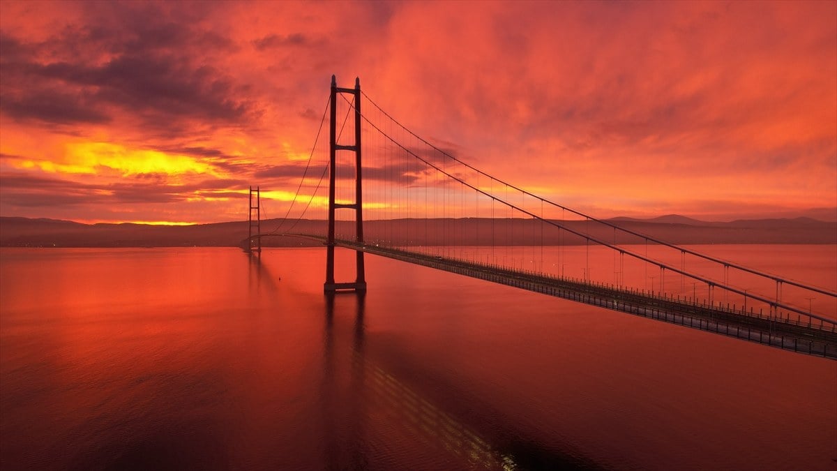 Yılın Projesi seçilen 1915 Çanakkale Köprüsü’nün yetkilileri ödülü aldı