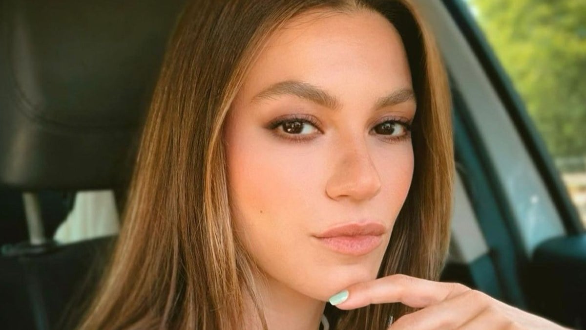 Yüsra Geyik yere çömeldi, dekolteli pozları nefes kesti “İncecik beli ayrı, fiziği ayrı…”