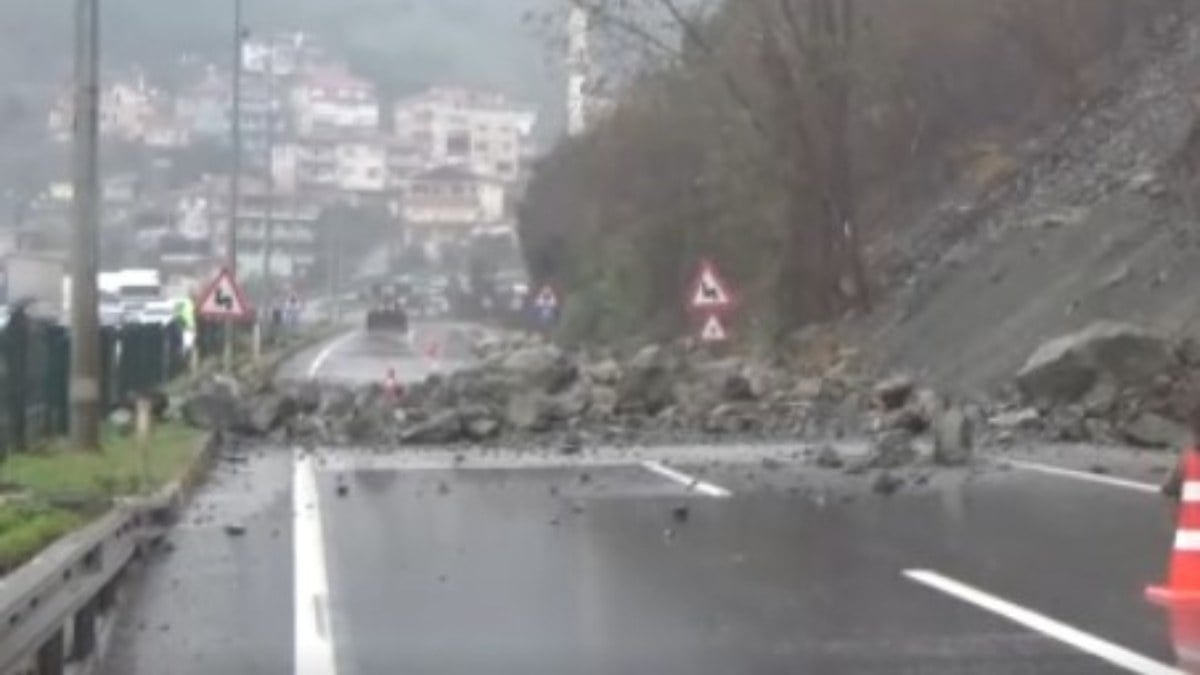 Zonguldak’ta heyelan, kayaları yola yuvarladı