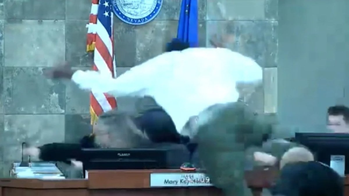 ABD’de mahkeme karıştı: Sanıktan yargıca saldırı