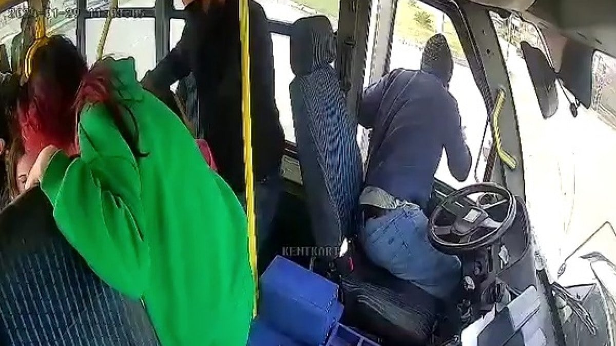 Adana’da 9 kişinin yaralandığı korkunç kaza anı minibüs kamerasında