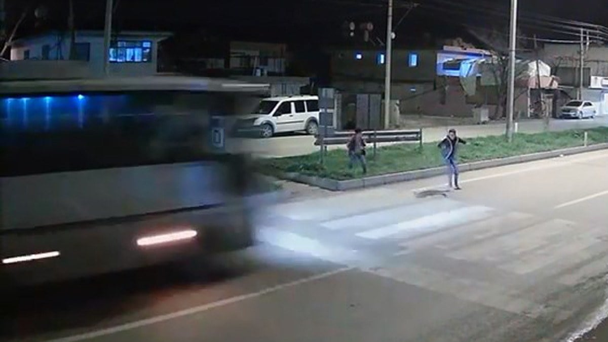 Adana’da can alan kaza! Arkadaşlarıyla şakalaşırken yola çıkan çocuğa minibüs çarptı: O anlar…