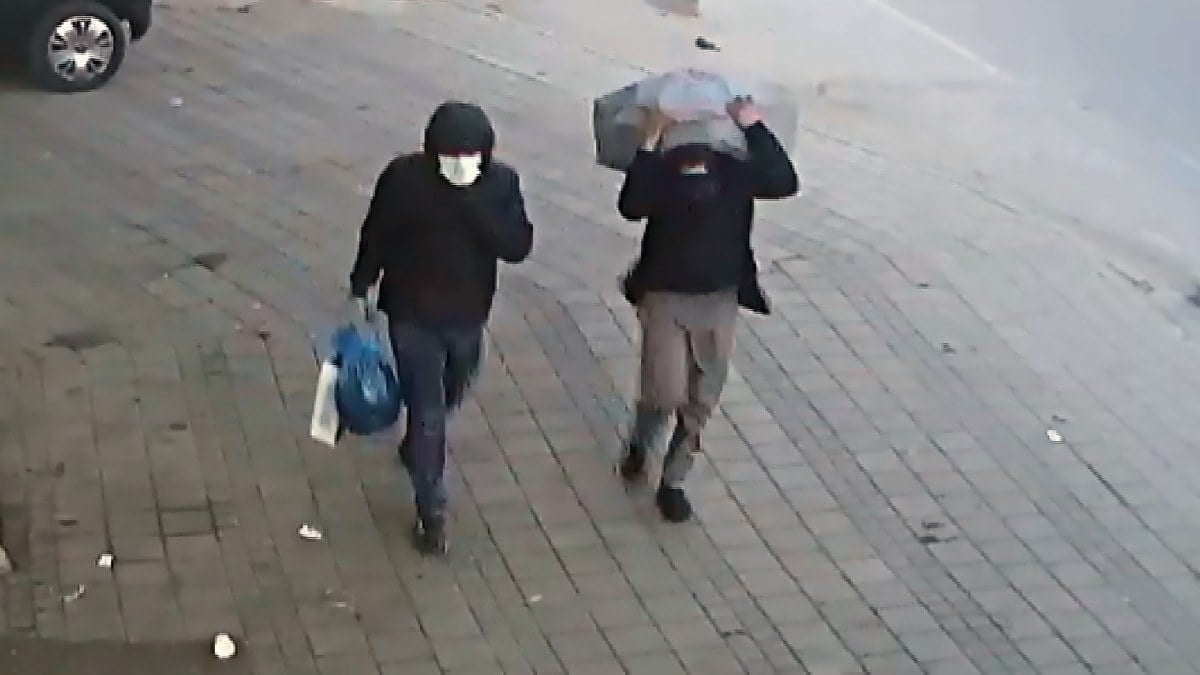 Adana’da kasa ile birlikte kamera kayıt cihazını da çalan hırsızlar yakalandı