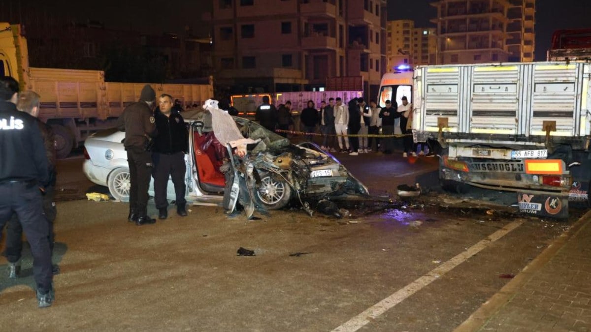 Adana’da park halindeki tıra çarpan otomobildeki 2 kişi öldü