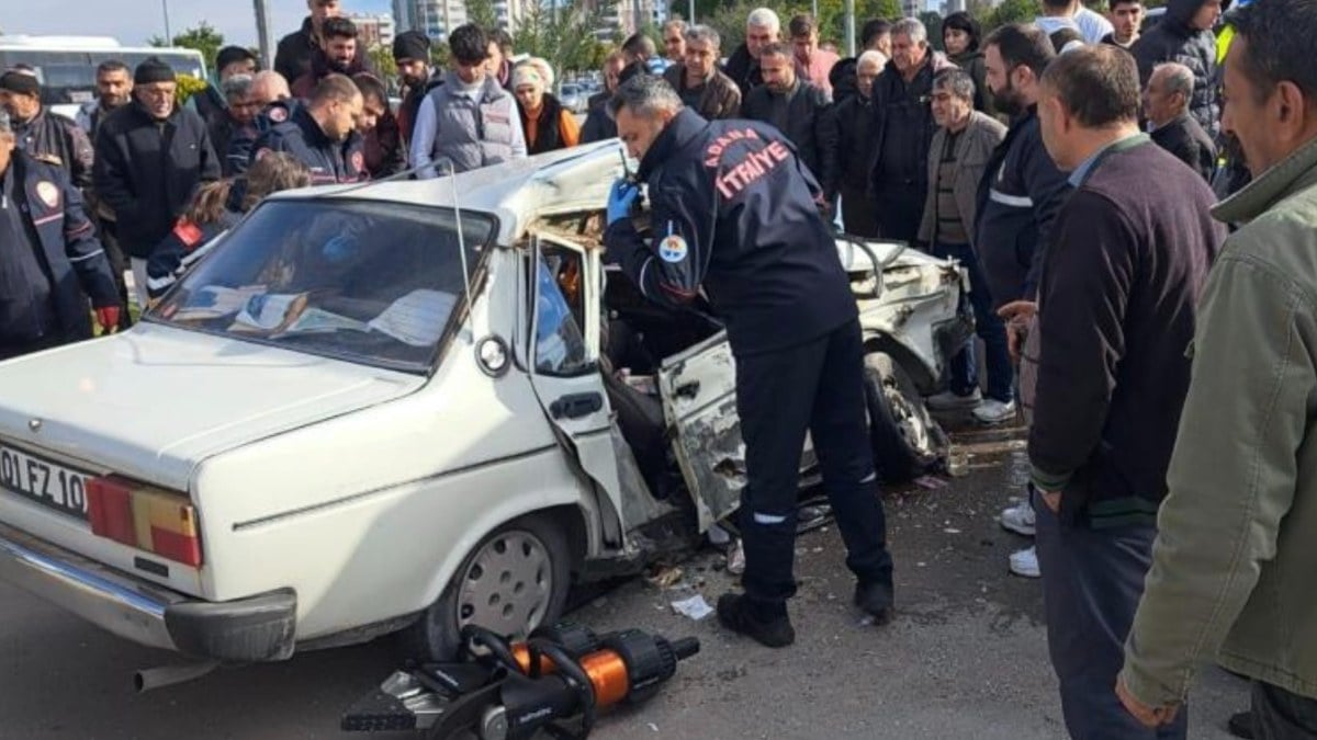 Adana’da Tofaş marka otomobil ile midibüs birbirine girdi