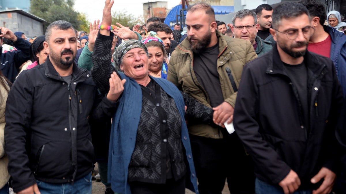 Adana’da yangında ölen aile için yakılan ağıt yürekleri dağladı: ‘Yeni evinize hoş geldiniz…’
