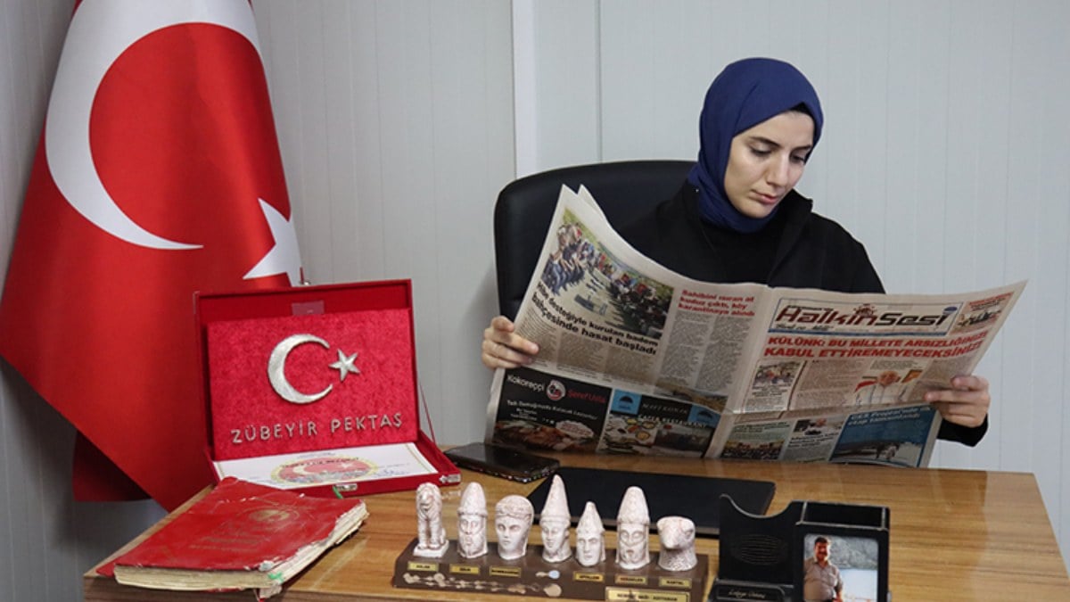 Adıyaman’da depremde kaybettiği babasının gazetesine sahip çıktı