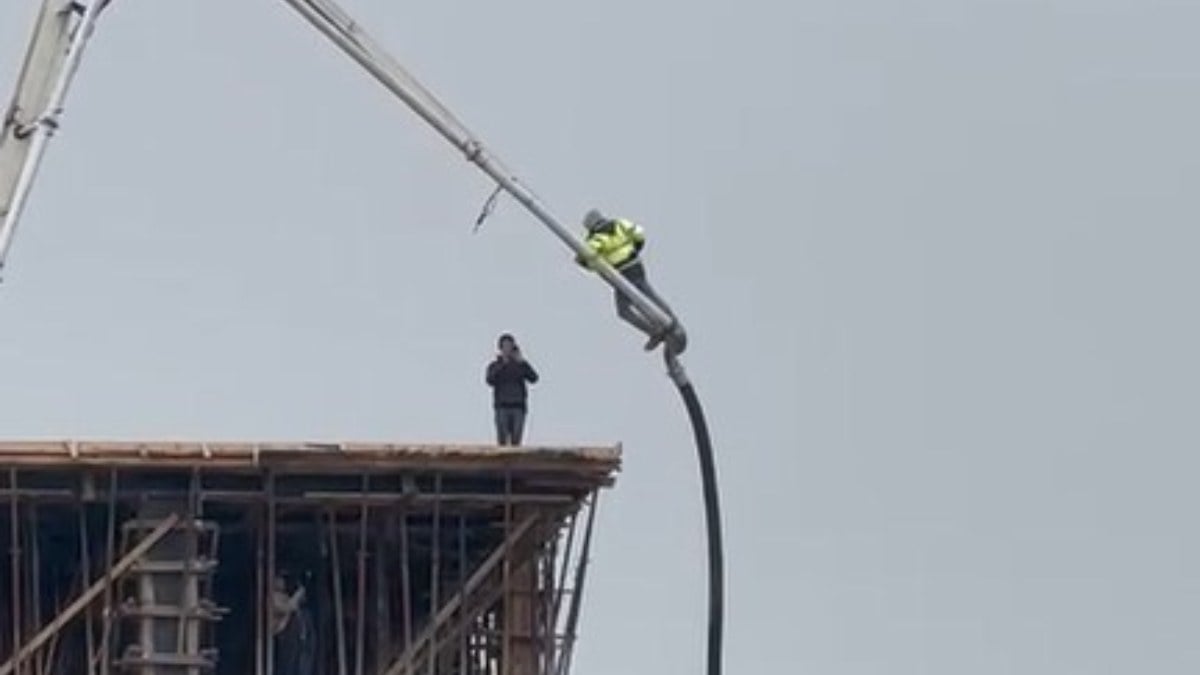 Afyonkarahisar’da beton pompası üstünde ölümle burun buruna geldi