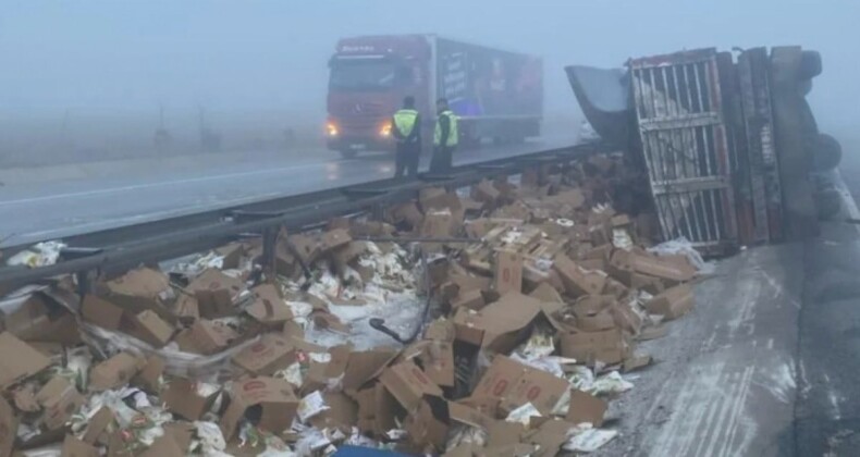 Afyonkarahisar’da şeker dolu tır devrildi: 2 yaralı