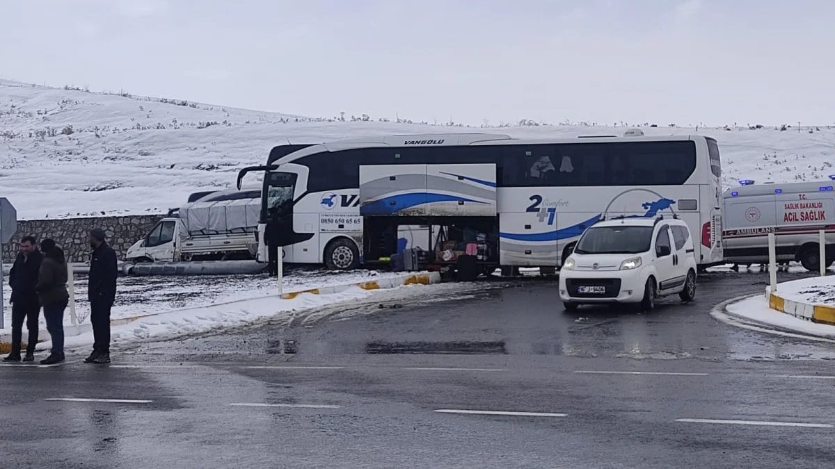 Ağrı’da yolcu otobüsü ile kamyonet çarpıştı: 11 yaralı