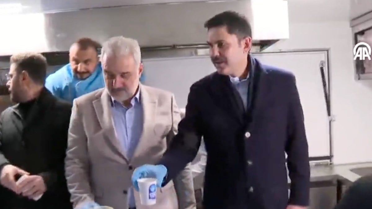 AK Parti İstanbul adayı Murat Kurum Eyüpsultan’da! Sabah namazı sonrası çorba dağıttı…