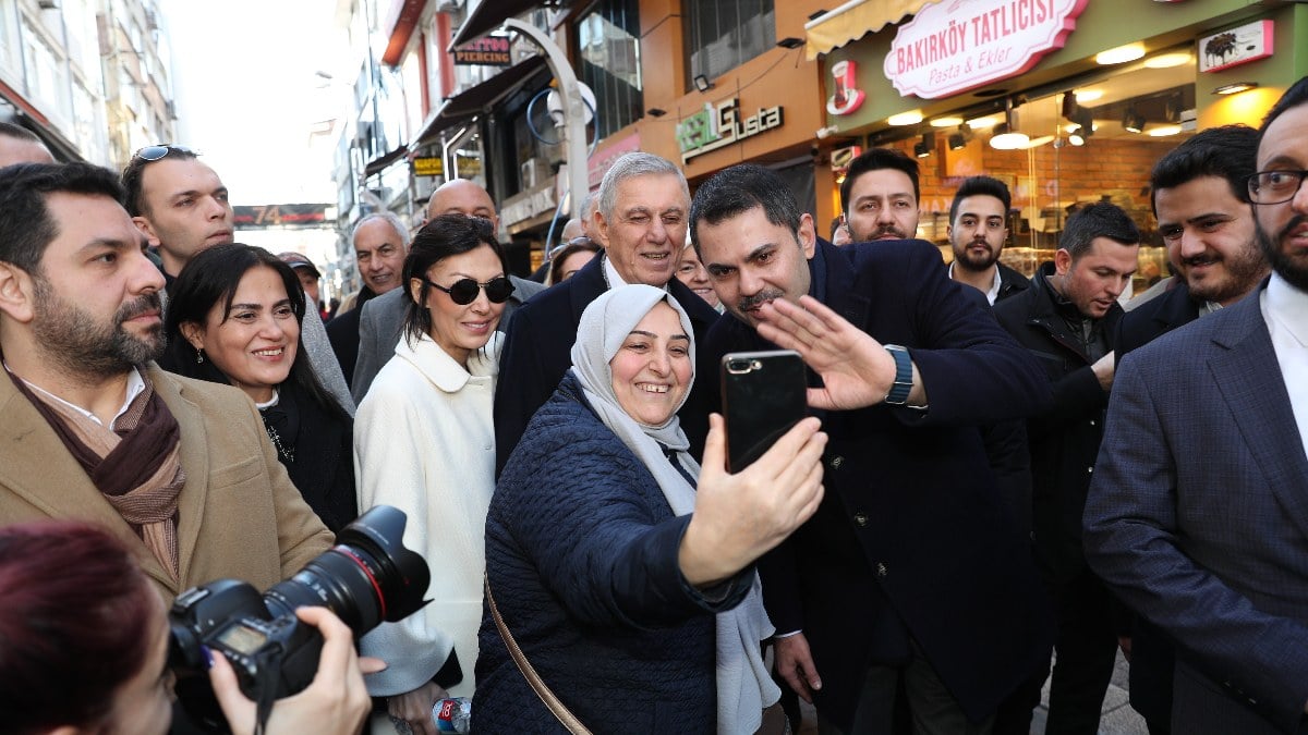AK Parti’nin İstanbul adayı Murat Kurum’a Bakırköy’de yoğun ilgi