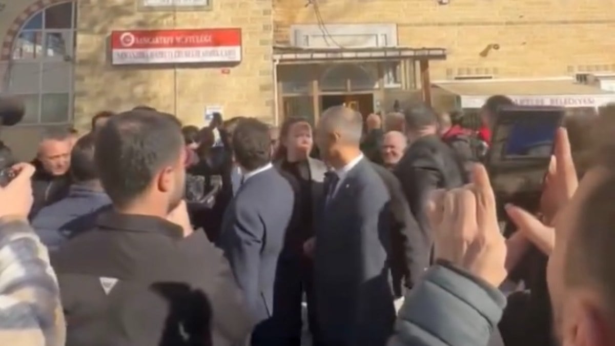 Ali Babacan camide protesto edildi