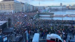 Almanya’da aşırı sağcılar protesto edildi