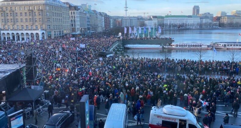 Almanya’da aşırı sağcılar protesto edildi