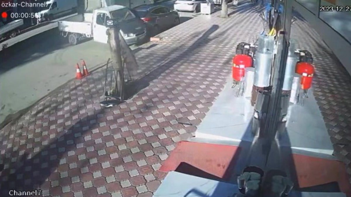 Amasya’da ilginç anlar! Kapağı açık unutuldu, pikabı sürükledi!