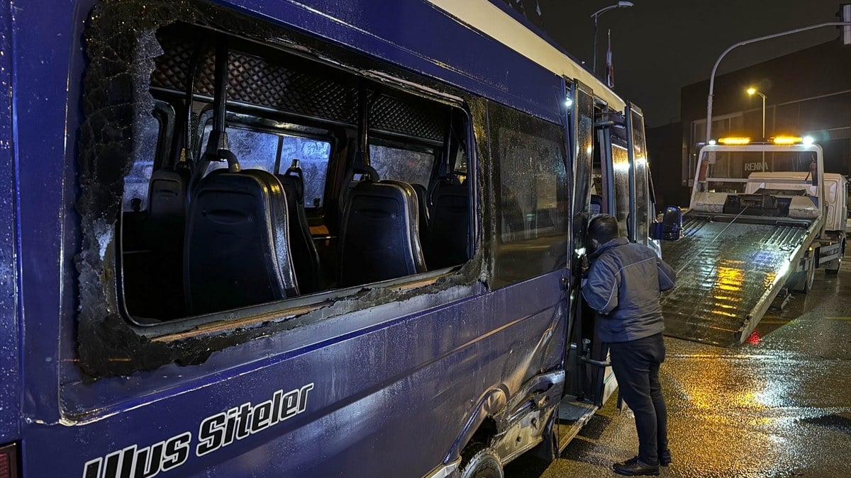 Ankara’da otomobilin çarptığı minibüs devrildi: 11 kişi yaralandı