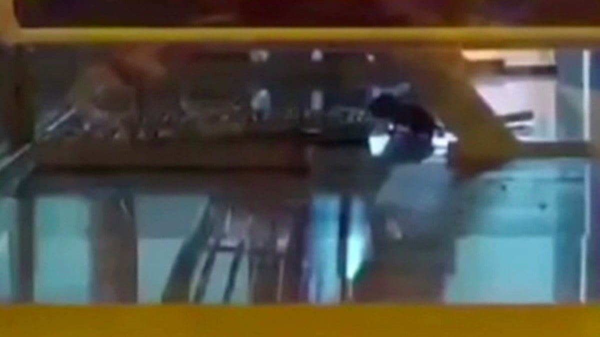 Ankara’da yiyeceklerin arasında gezen fare görüntülendi