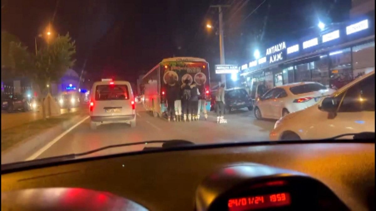 Antalya’da 7 patenli genç trafiği tehlikeye attı: O anlar..