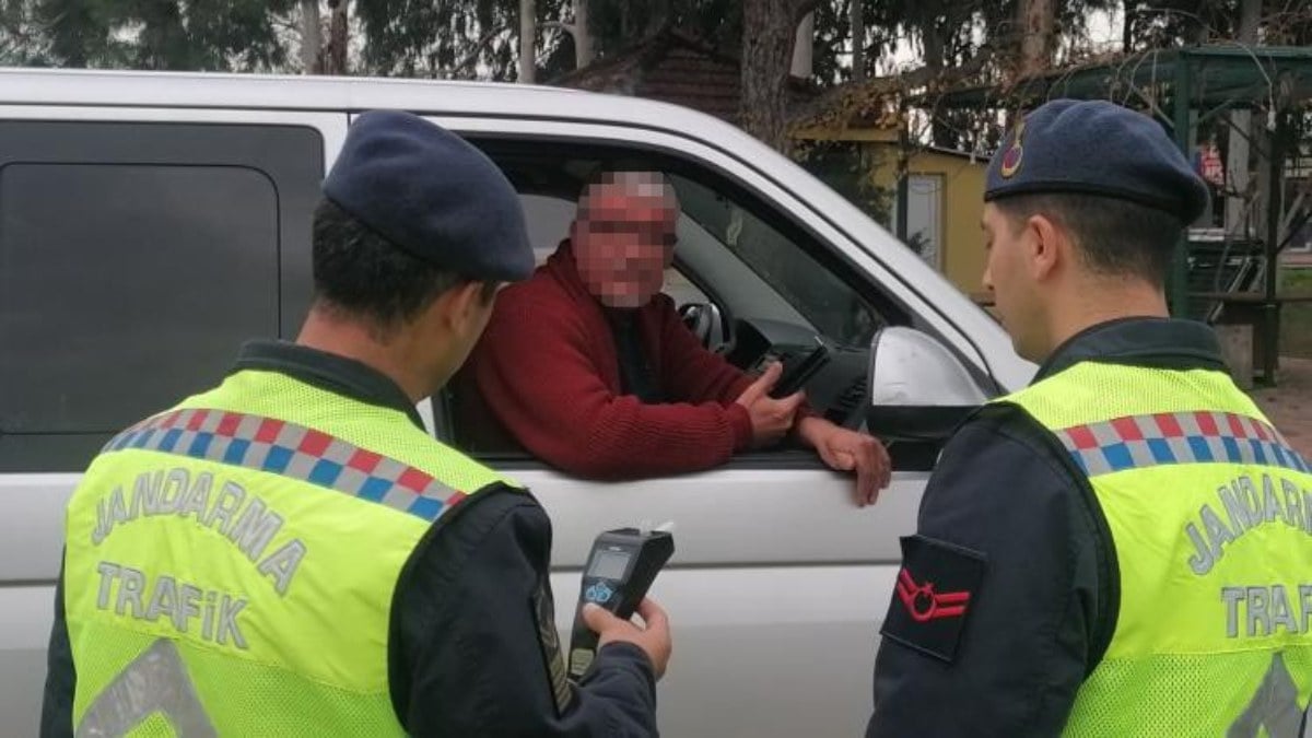 Antalya’da alkollü sürücü vakası! Yarım saat direndi, üfleyince cezayı yedi